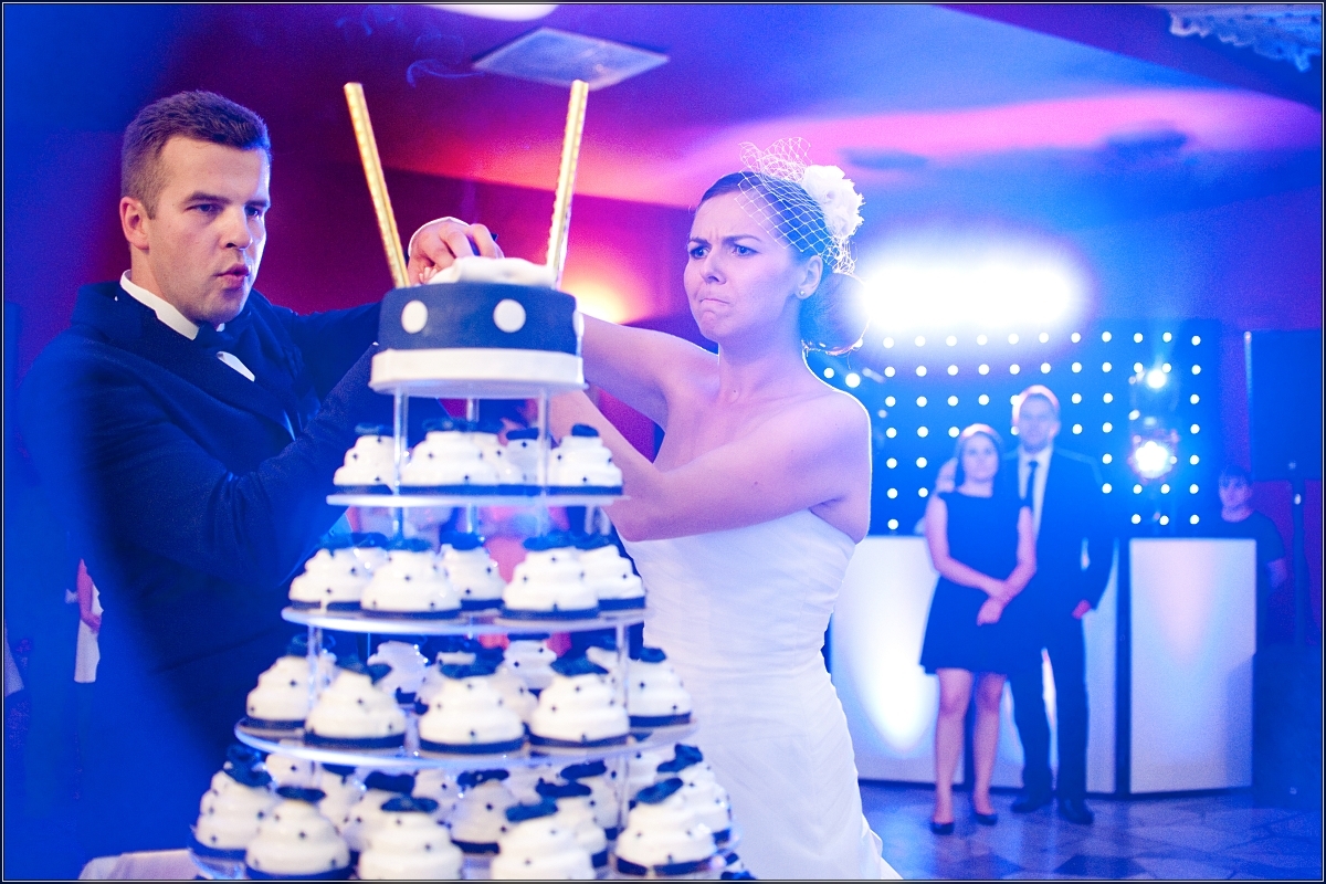 fotografia ślubna zabrze - Młoda pani kroi tort