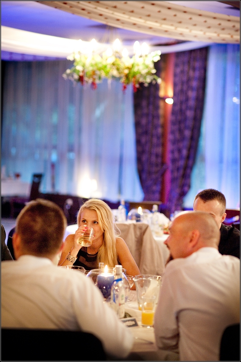 fotografia ślubna sosnowiec - Goście i młoda para wspaniale się bawią