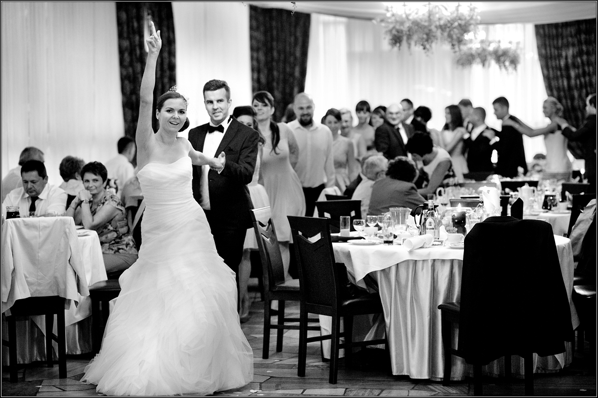 fotografia ślubna śląsk - Goście i młoda para wspaniale się bawią