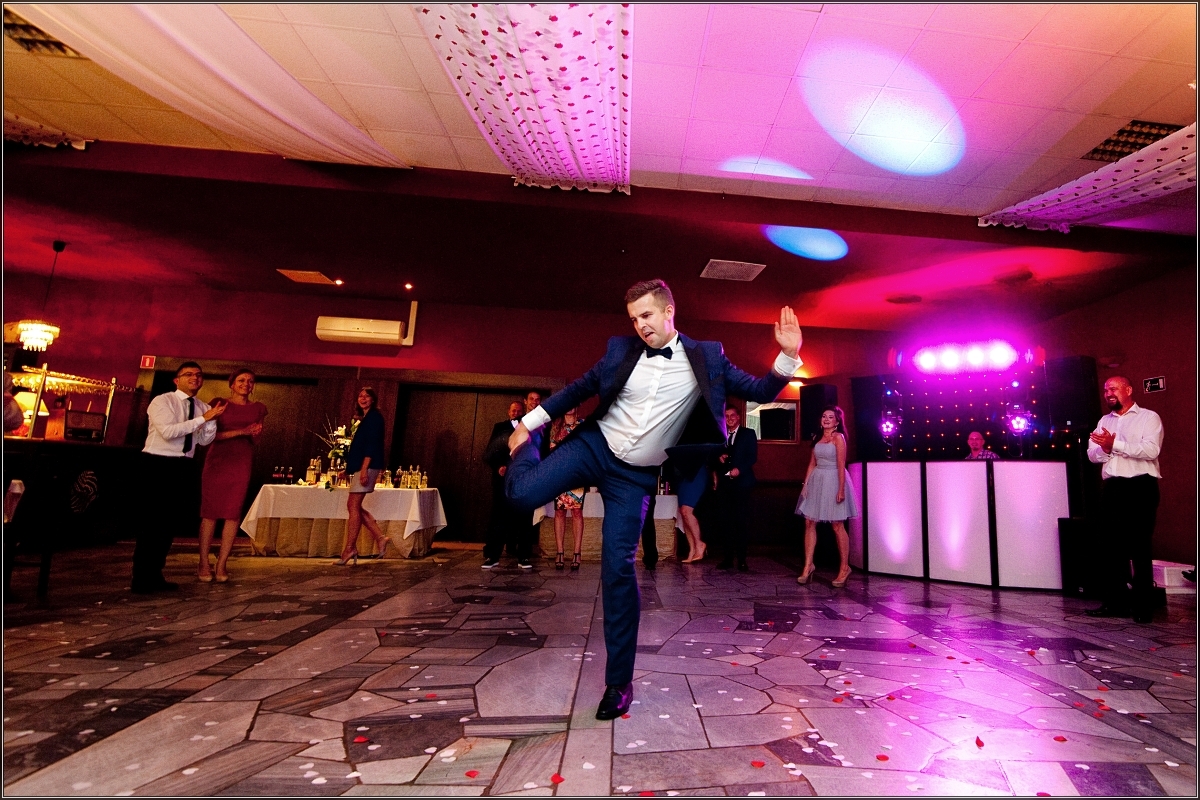 zdjęcia ślubne rybnik - Goście i młoda para wspaniale się bawią