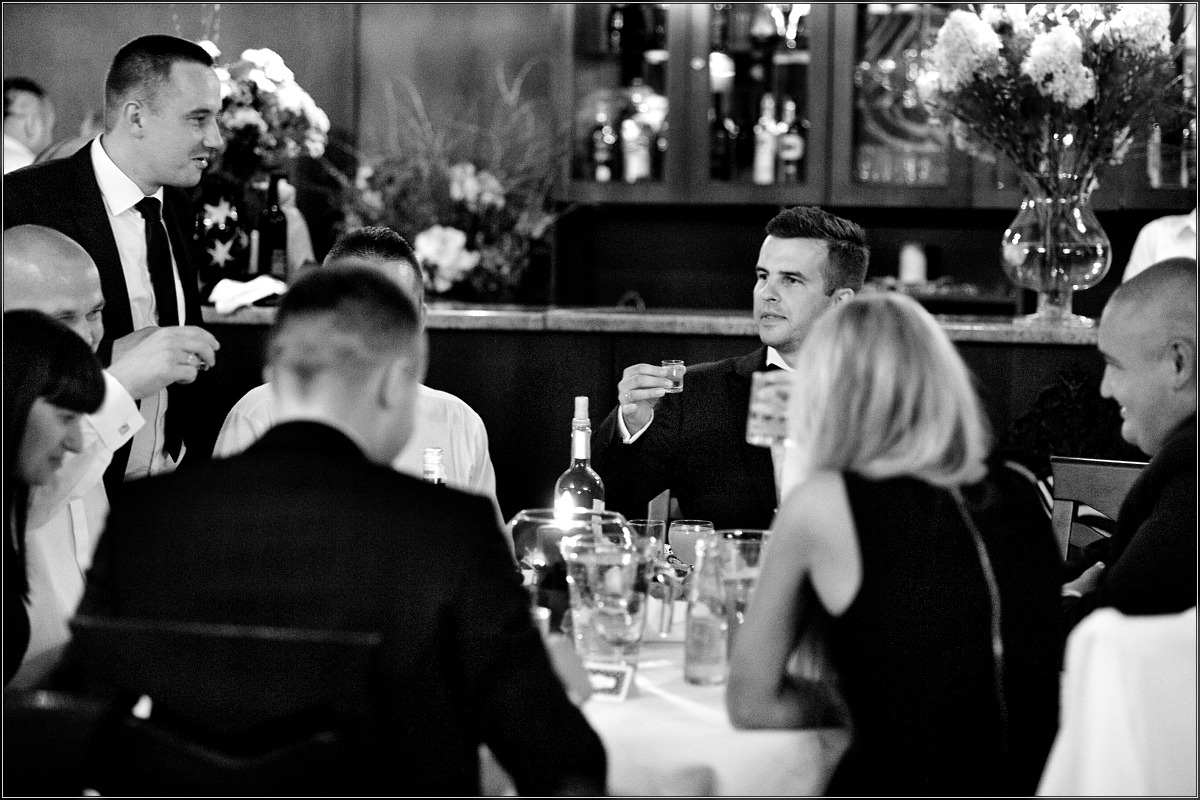 fotografia ślubna zabrze - Goście i młoda para wspaniale się bawią