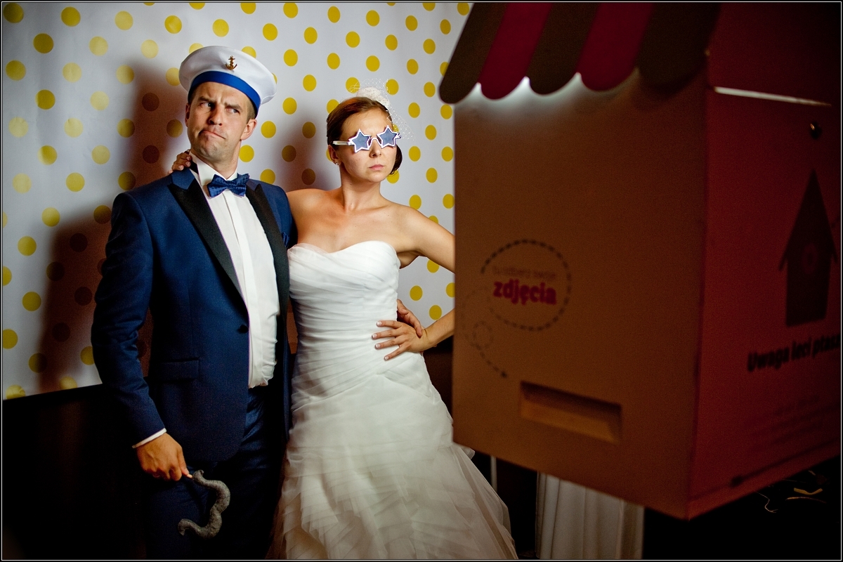 fotografia ślubna sosnowiec - Goście i młoda para wspaniale się bawią