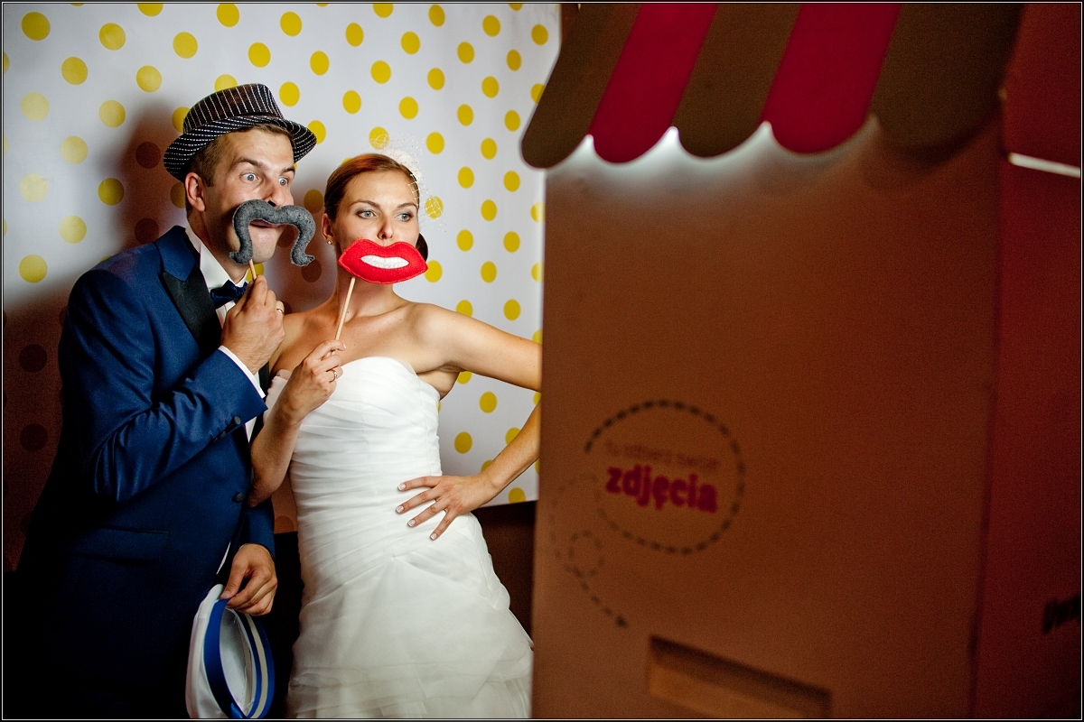 zdjęcia ślubne rybnik - Goście i młoda para wspaniale się bawią