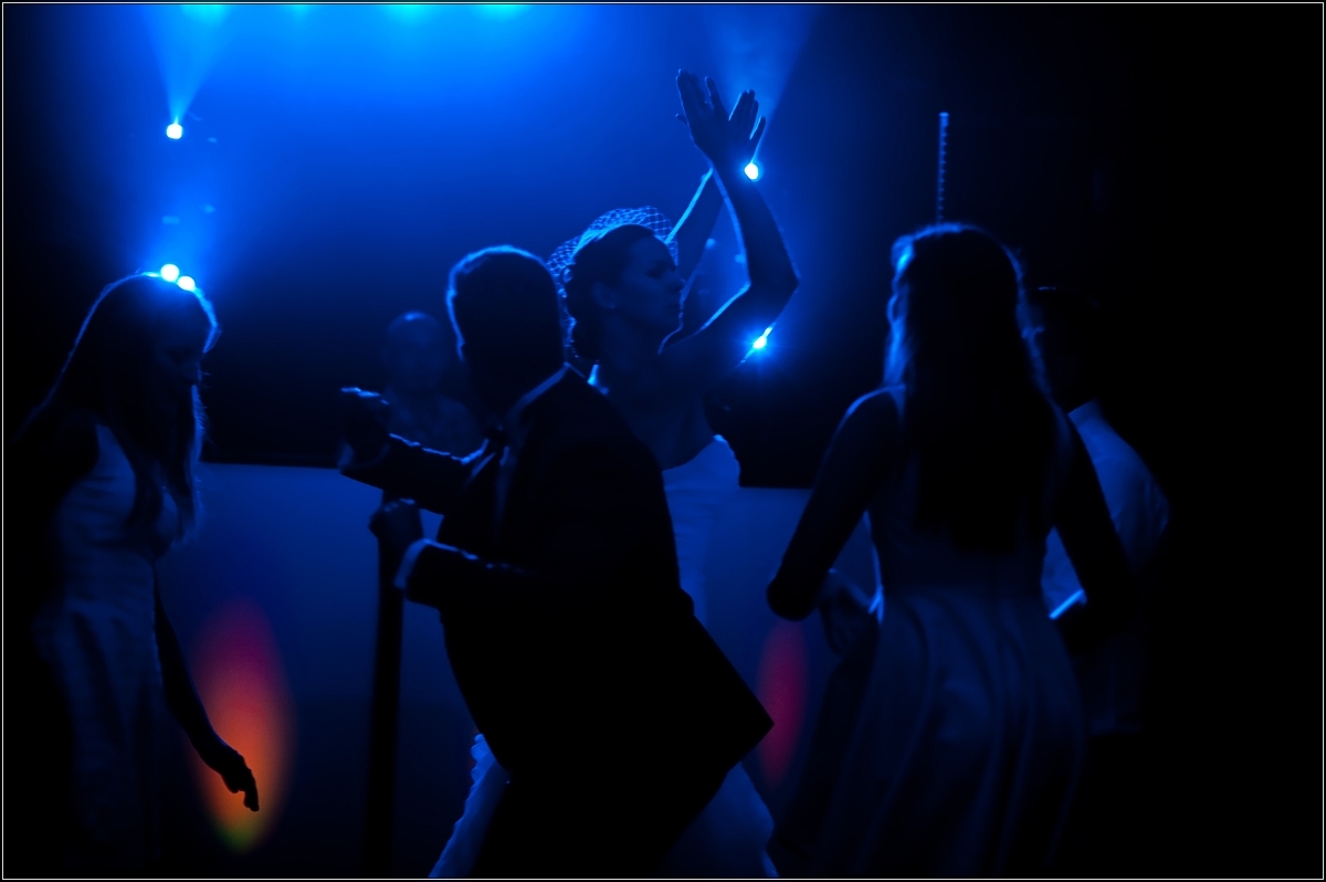 zdjęcia ślubne rybnik - Goście i młoda para wspaniale się bawią