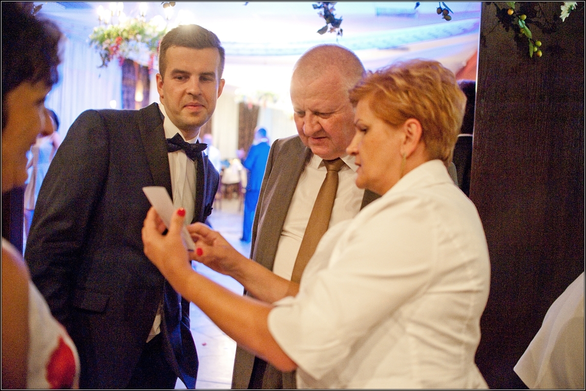 zdjęcia ślubne rybnik - Goście i młoda para wspaniale się bawią