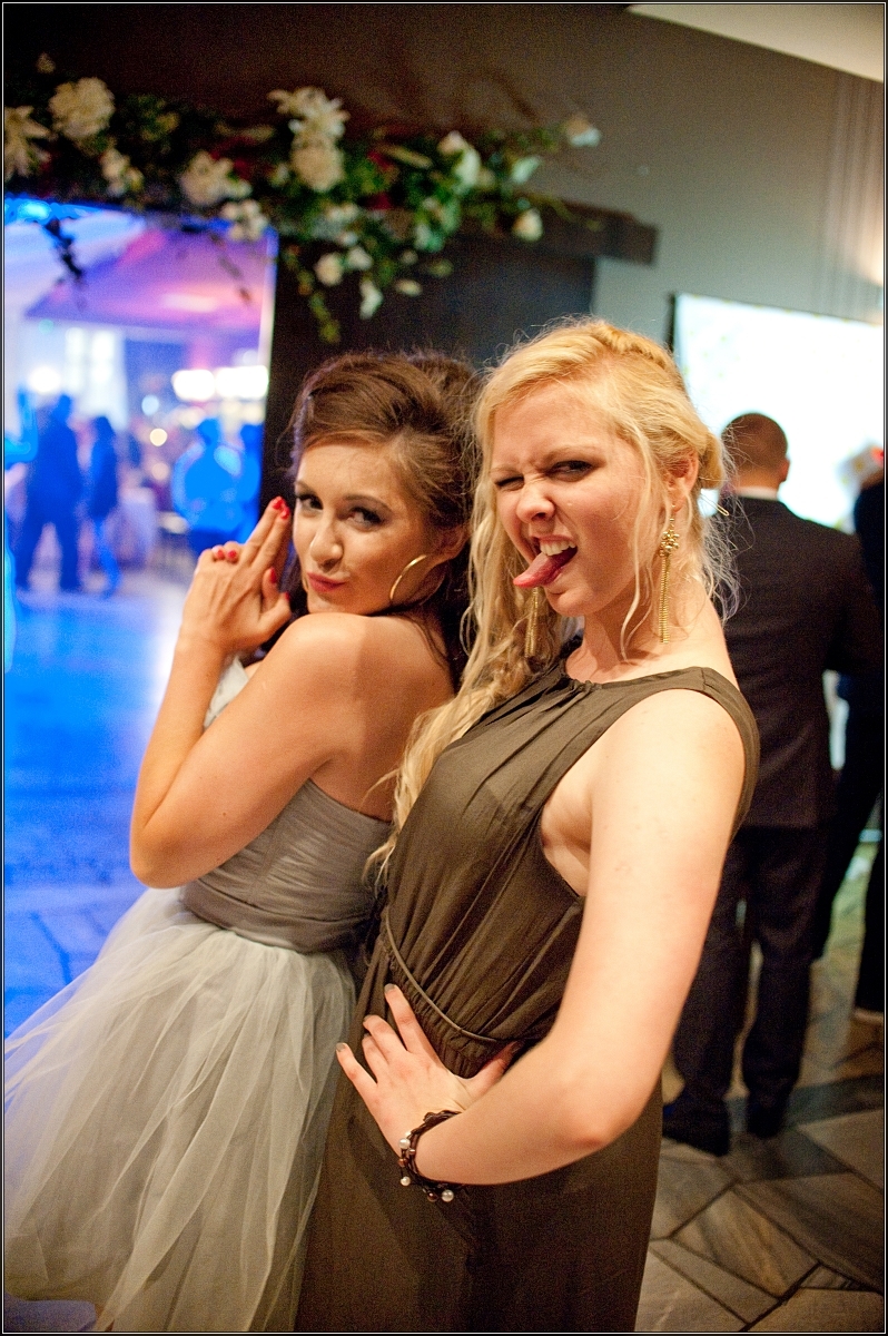 fotografia ślubna gliwice - Goście i młoda para wspaniale się bawią