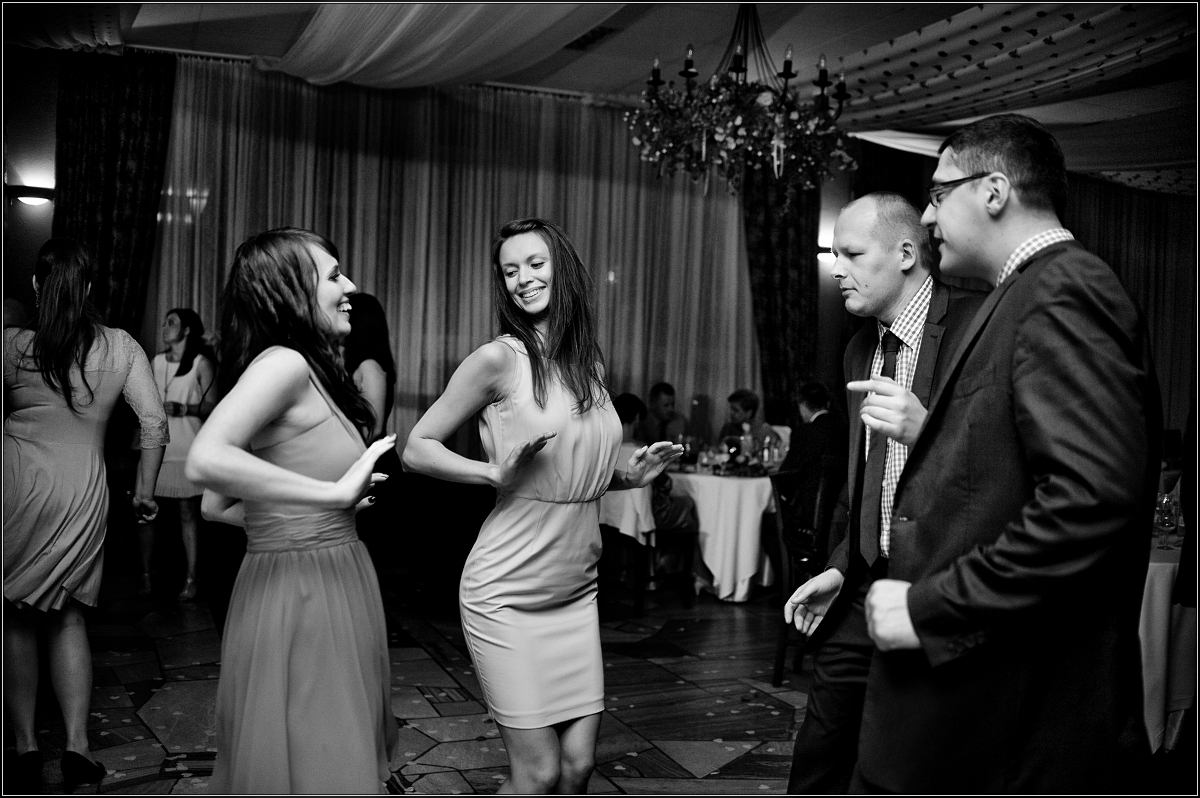 fotografia ślubna gliwice - Goście i młoda para wspaniale się bawią