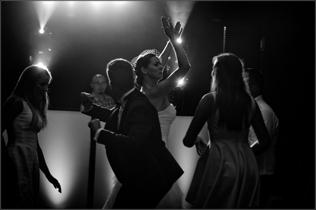 fotografia ślubna śląsk - Goście i młoda para wspaniale się bawią