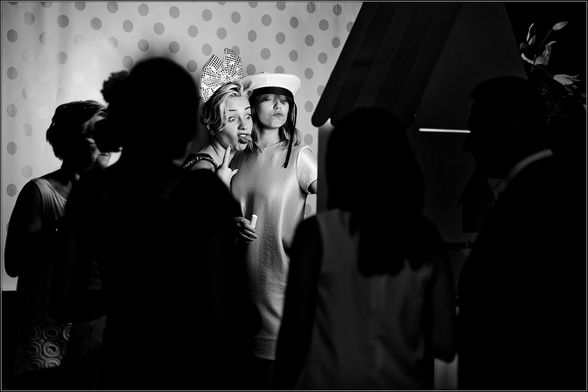 fotografia ślubna zabrze - Goście i młoda para wspaniale się bawią