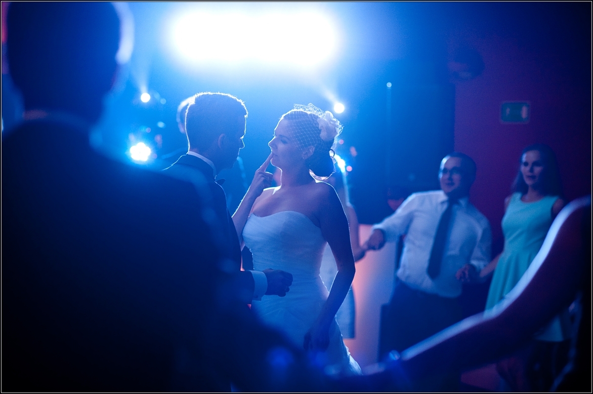 fotografia ślubna katowice - Goście i młoda para wspaniale się bawią