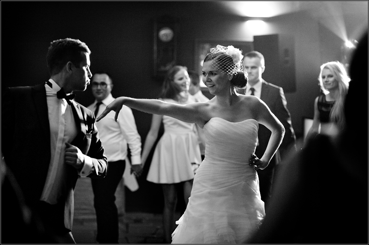 zdjęcia ślubne rybnik - Goście i młoda para wspaniale się bawią
