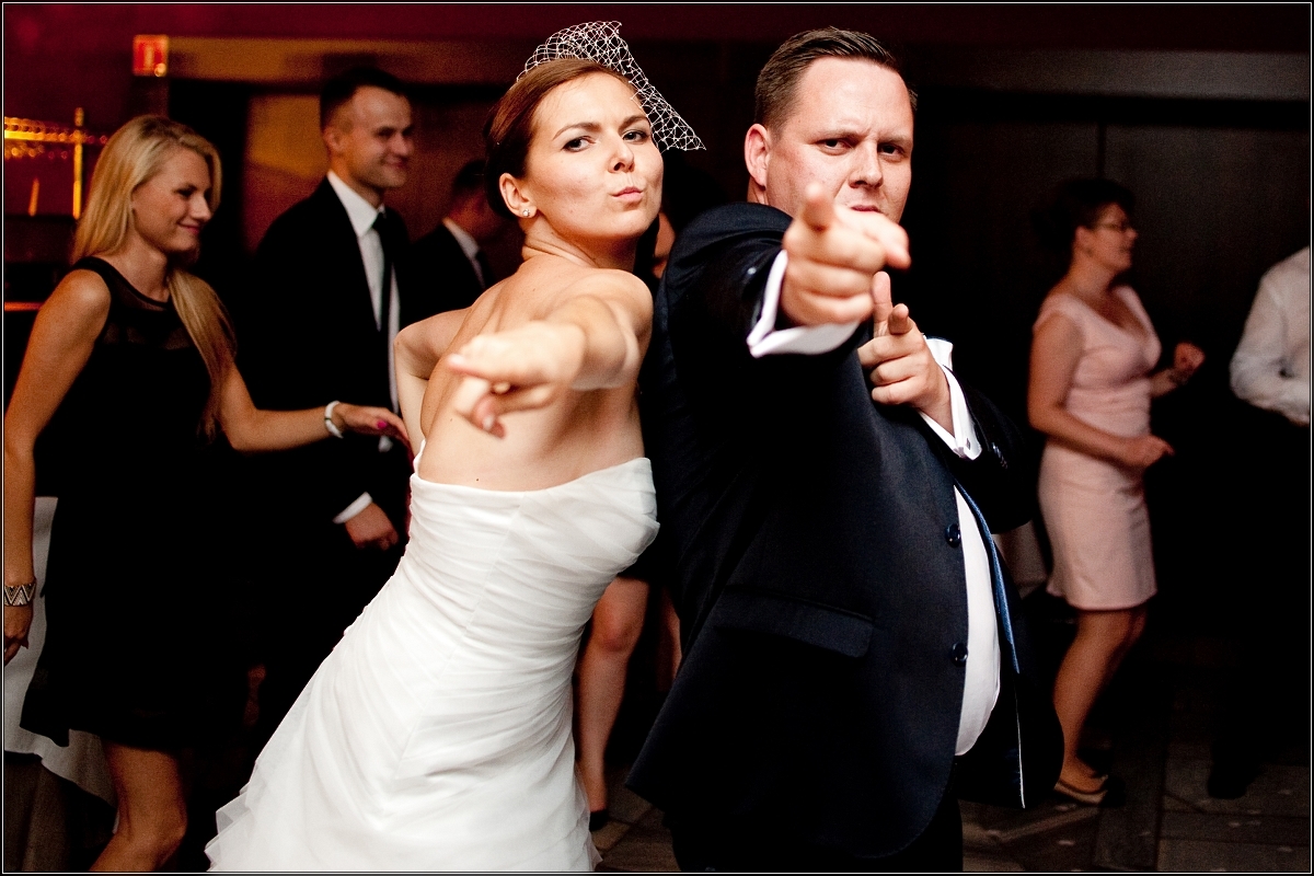 fotografia ślubna katowice - Goście i młoda para wspaniale się bawią