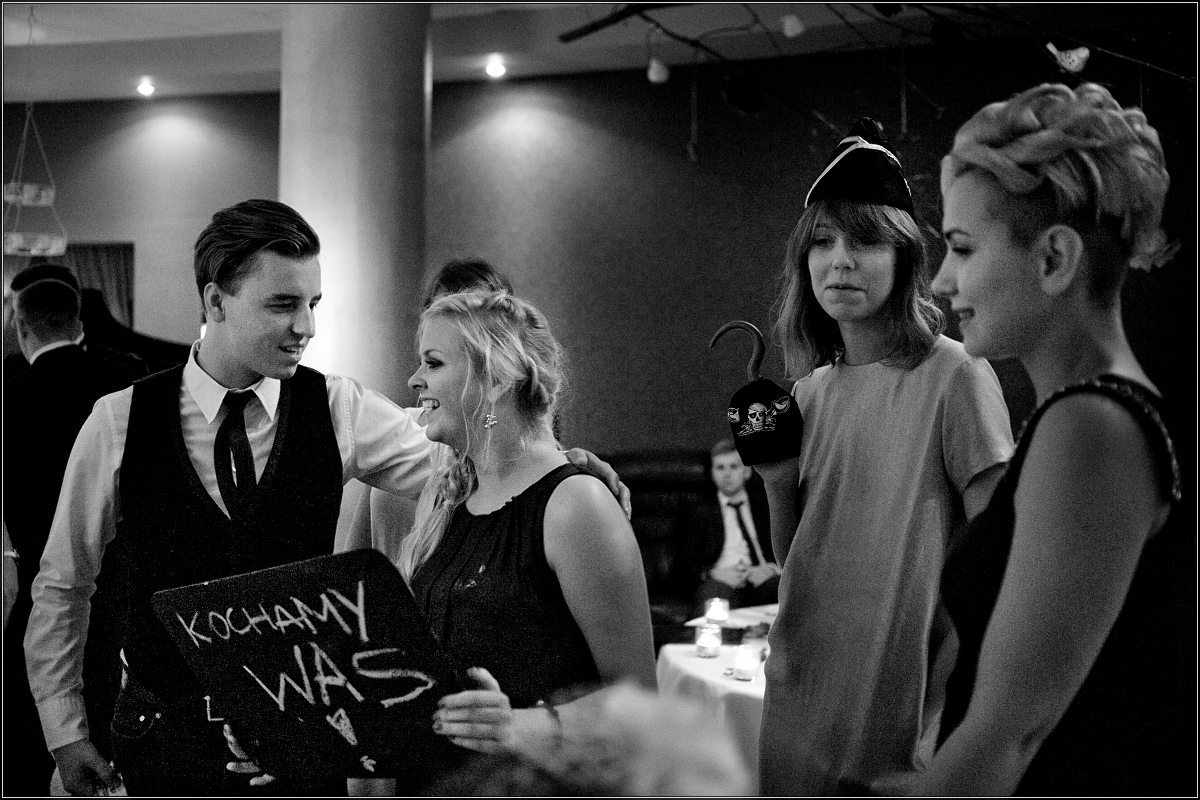 fotografia ślubna śląsk - Goście i młoda para wspaniale się bawią