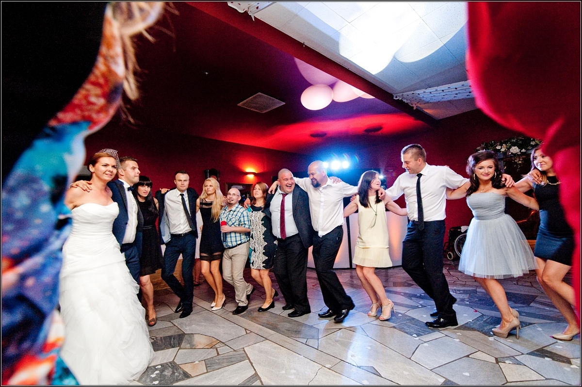 fotografia ślubna śląsk - Goście i młoda para wspaniale się bawią