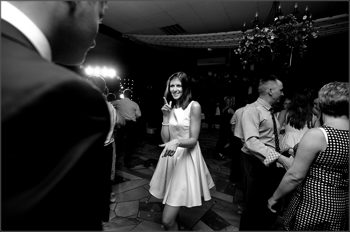 fotografia ślubna zabrze - Goście i młoda para wspaniale się bawią