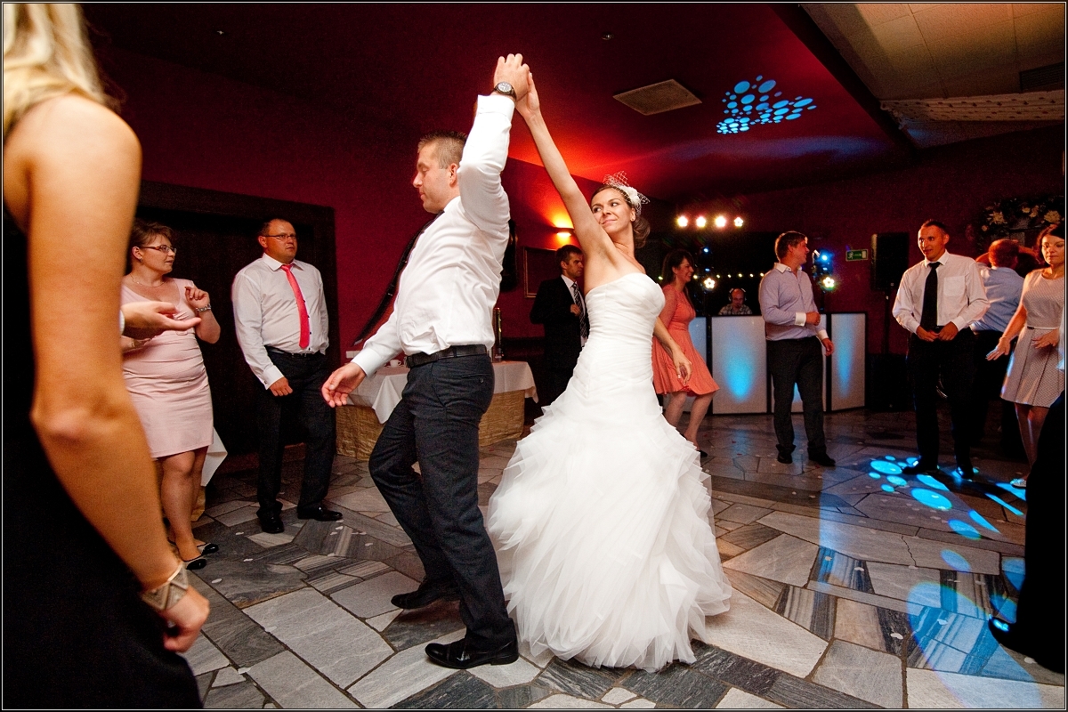 fotografia ślubna gliwice - Goście i młoda para wspaniale się bawią