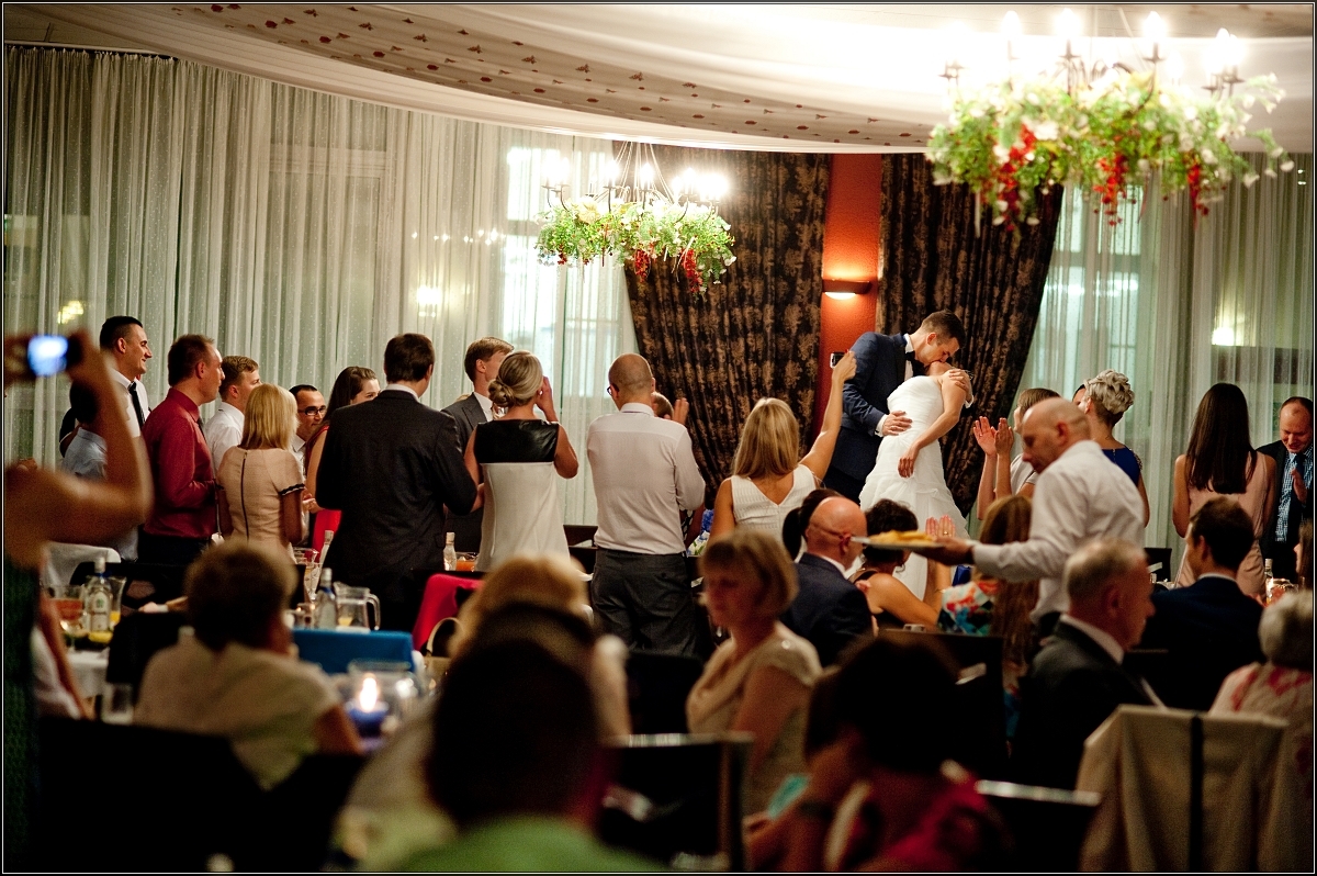 zdjęcia ślubne rybnik - Goście i młoda para wspaniale się bawią