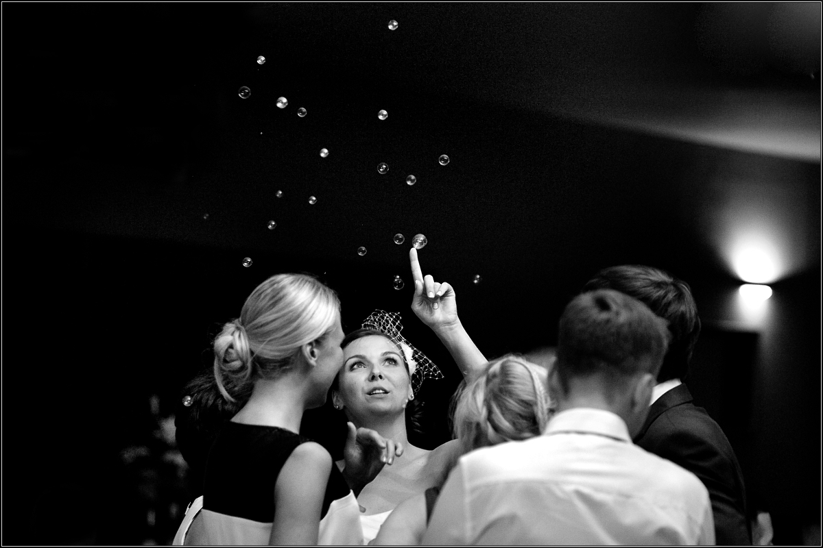 fotografia ślubna śląsk - Goście i młoda para wspaniale się bawią