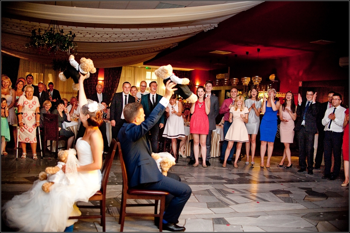 fotografia ślubna gliwice - Goście i młoda para wspaniale się bawią