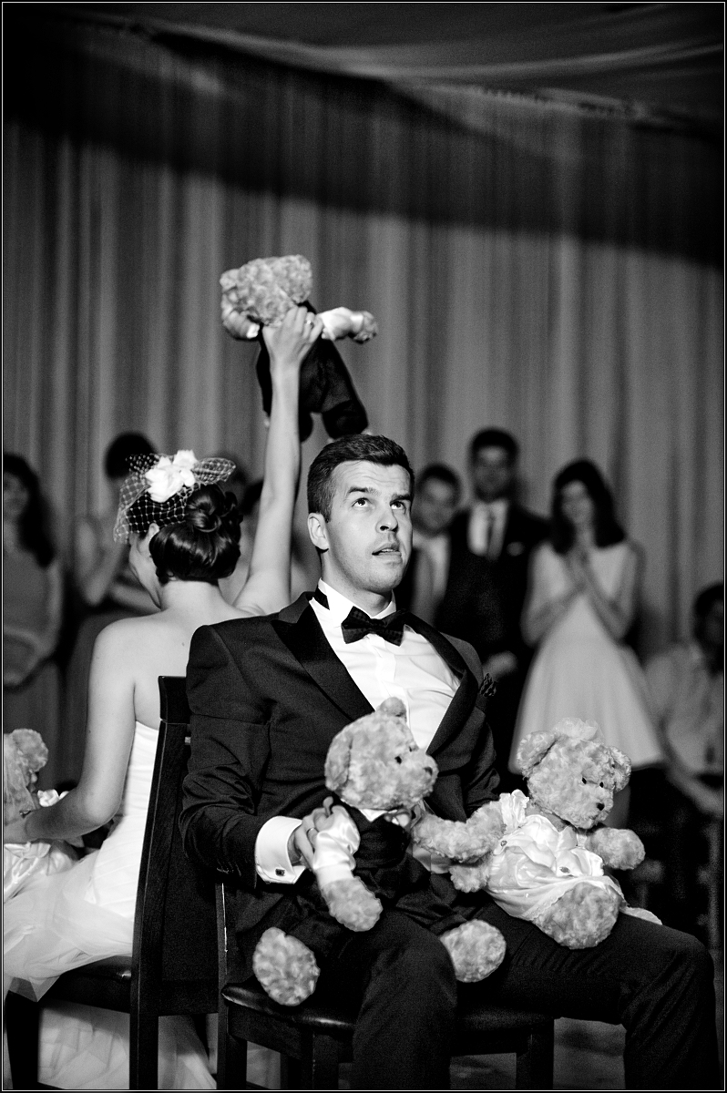 fotografia ślubna katowice - Goście i młoda para wspaniale się bawią