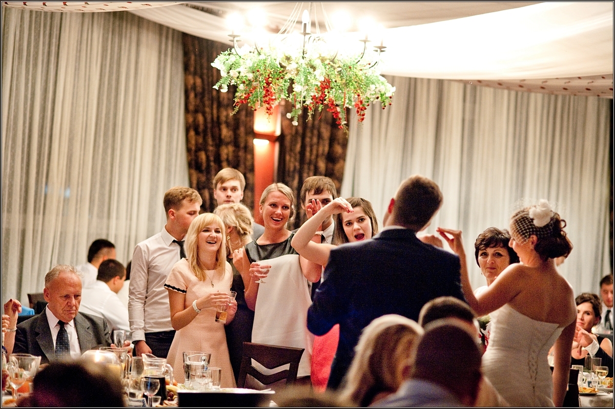 fotografia ślubna sosnowiec - Goście i młoda para wspaniale się bawią