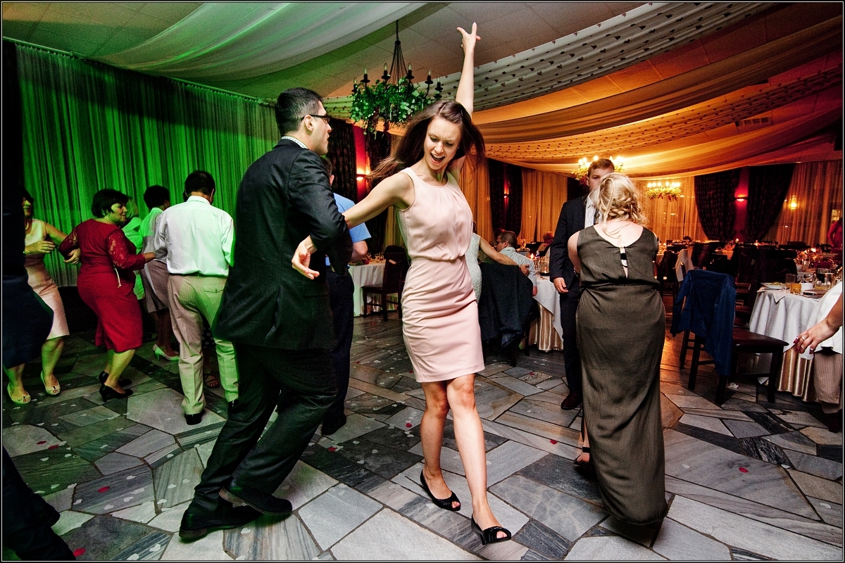 zdjęcia ślubne rybnik - Goście i młoda para wspaniale się bawią