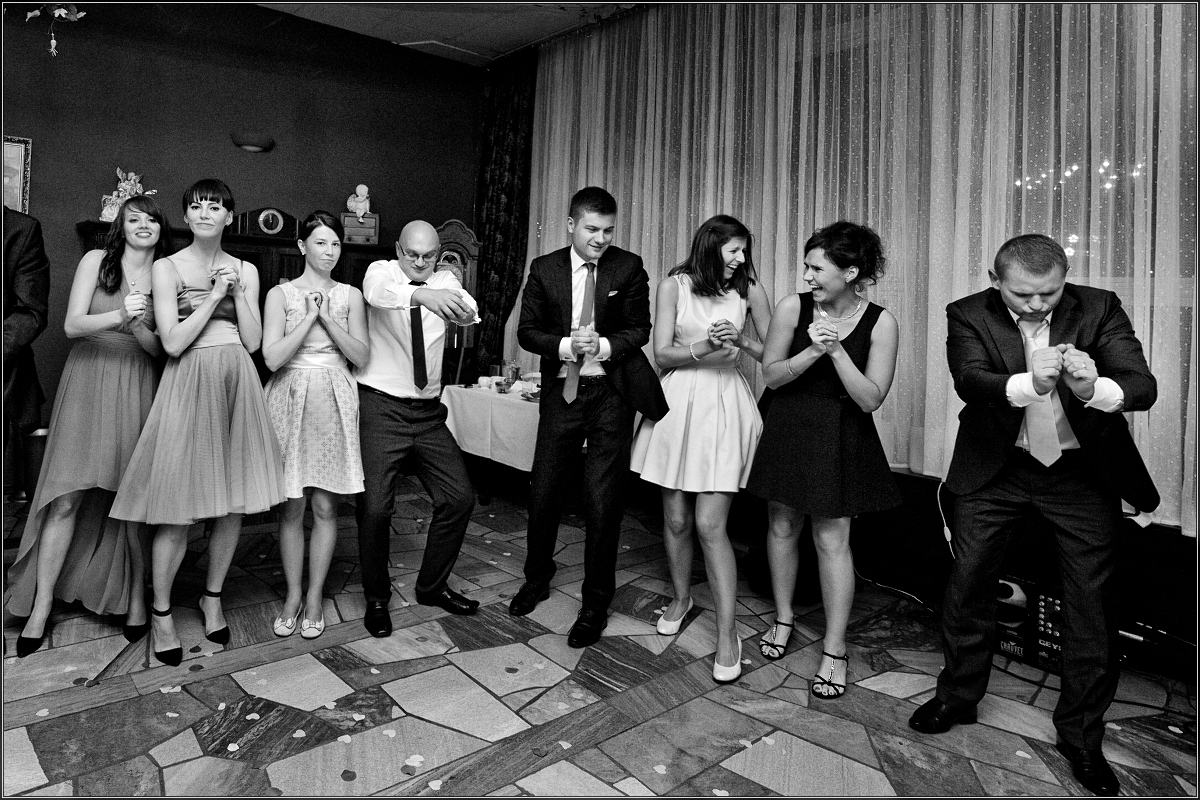 fotografia ślubna katowice - Goście i młoda para wspaniale się bawią
