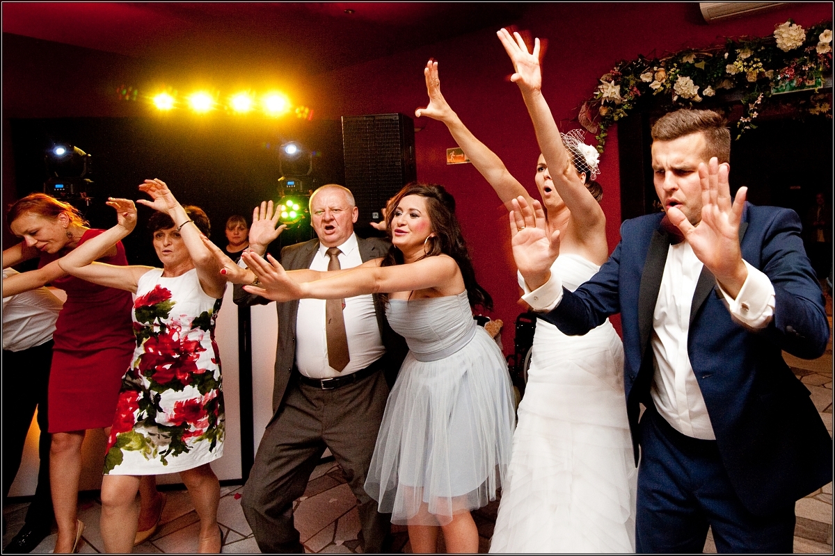 zdjęcia ślubne rybnik - Goście i młoda para wspaniale się bawią