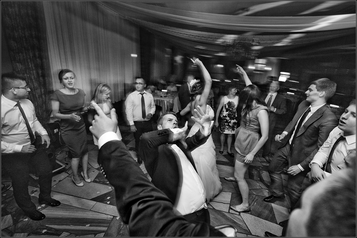 fotograf ślubny rybnik - Goście i młoda para wspaniale się bawią