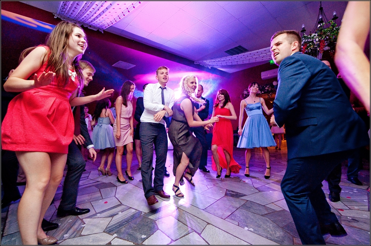 fotografia ślubna śląsk - Goście i młoda para wspaniale się bawią