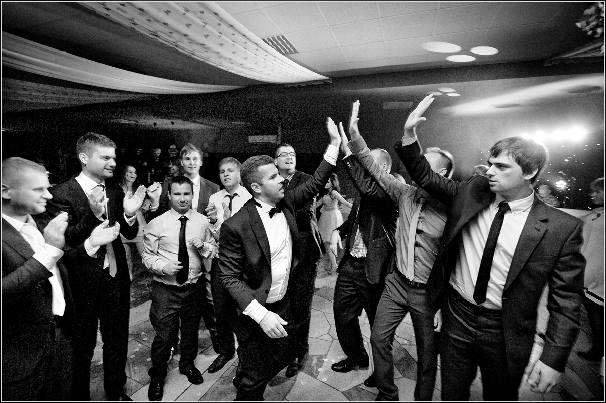 fotograf ślubny śląsk - Goście i młoda para wspaniale się bawią