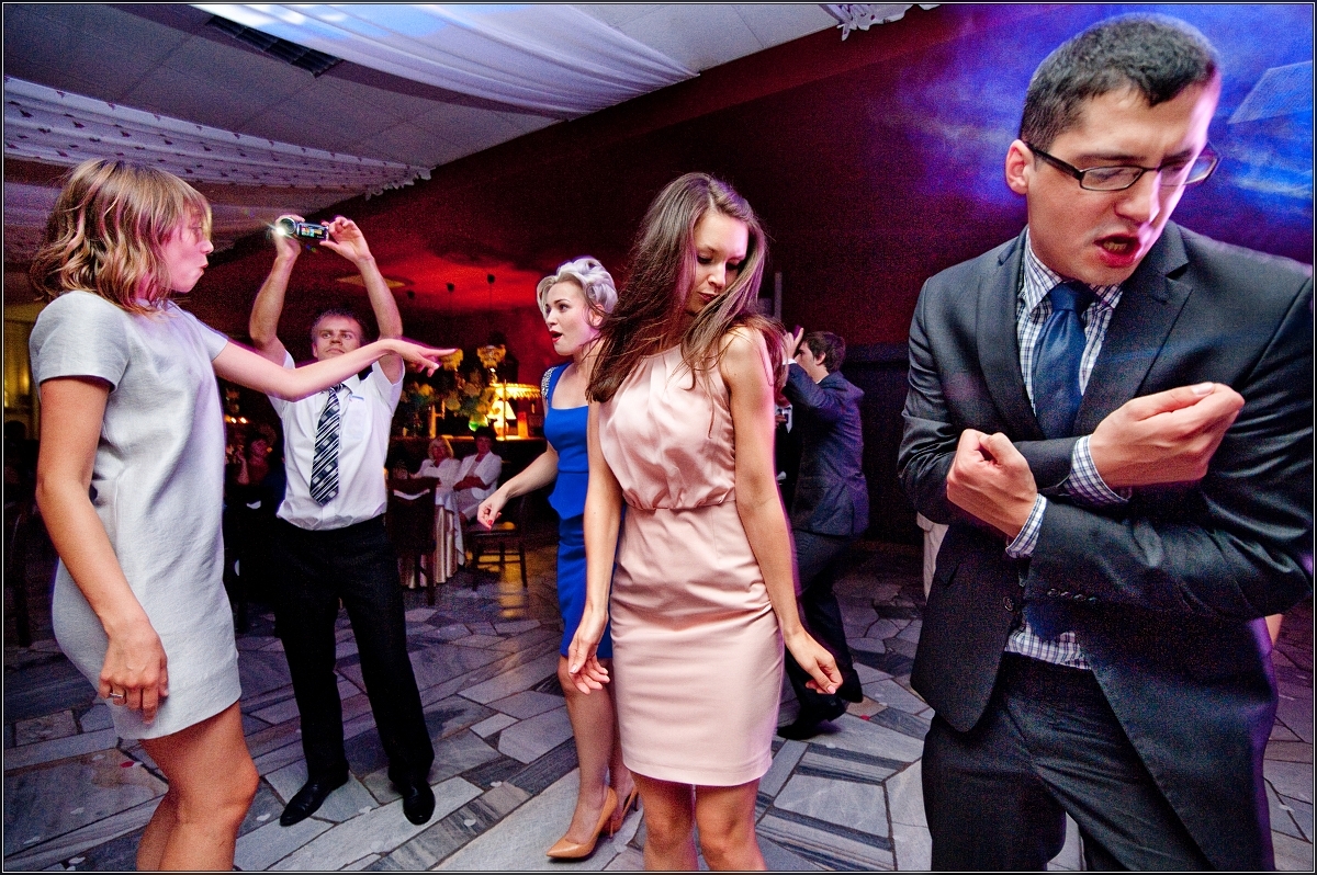 fotografia ślubna sosnowiec - Goście i młoda para wspaniale się bawią