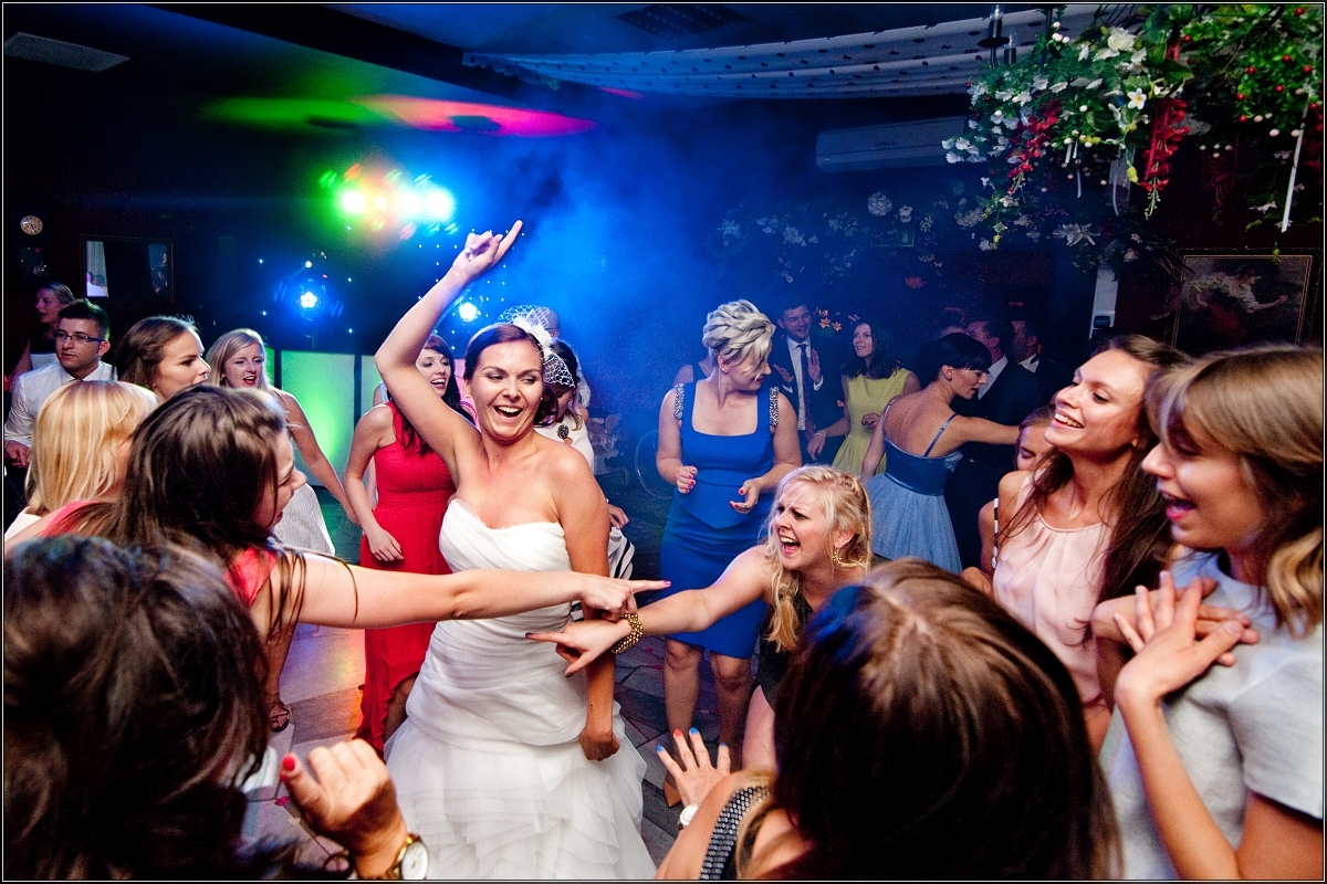 fotografia ślubna gliwice - Goście i młoda para wspaniale się bawią