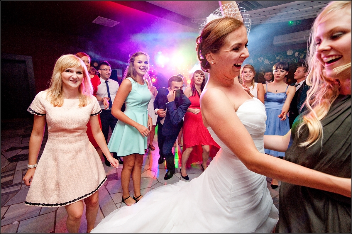 fotografia ślubna katowice - Goście i młoda para wspaniale się bawią