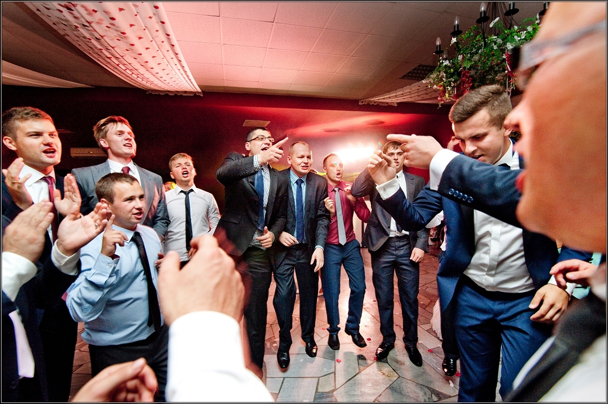 fotografia ślubna rybnik - Goście i młoda para wspaniale się bawią