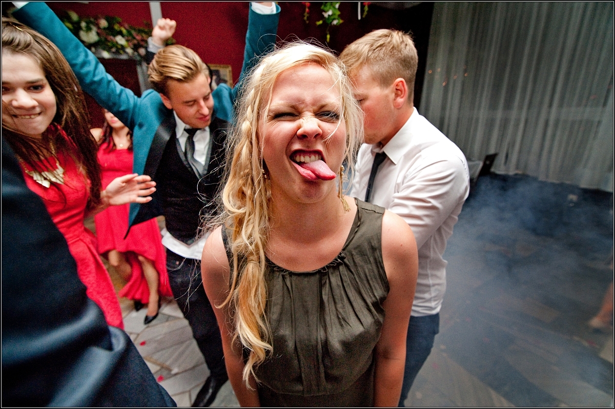 fotografia ślubna zabrze - Goście i młoda para wspaniale się bawią