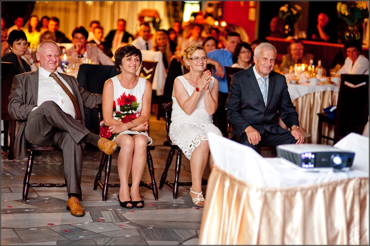 fotograf ślubny rybnik - Goście i młoda para wspaniale się bawią