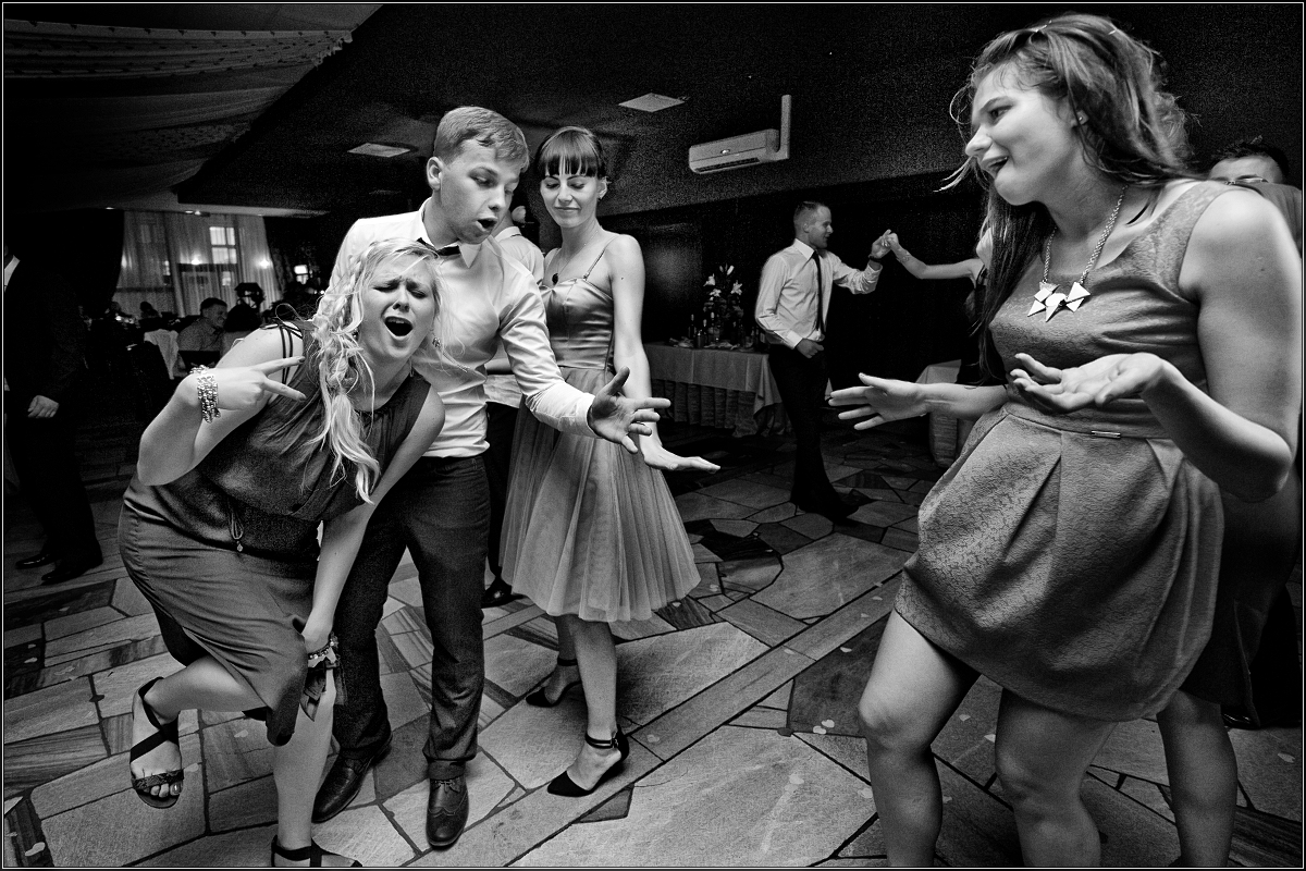 fotografia ślubna katowice - Goście i młoda para wspaniale się bawią