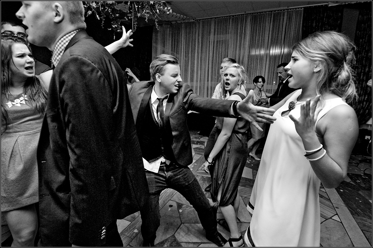 fotografia ślubna gliwice - Goście i młoda para wspaniale się bawią