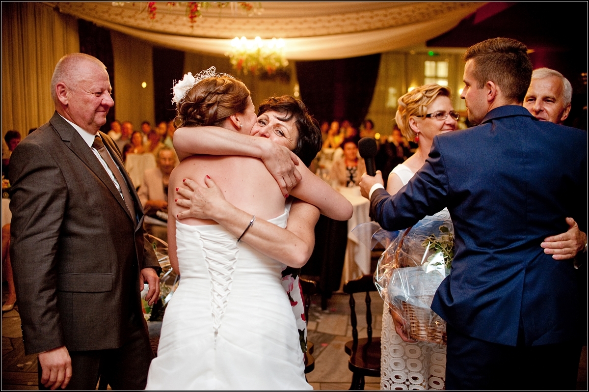 fotografia ślubna śląsk - Goście i młoda para wspaniale się bawią