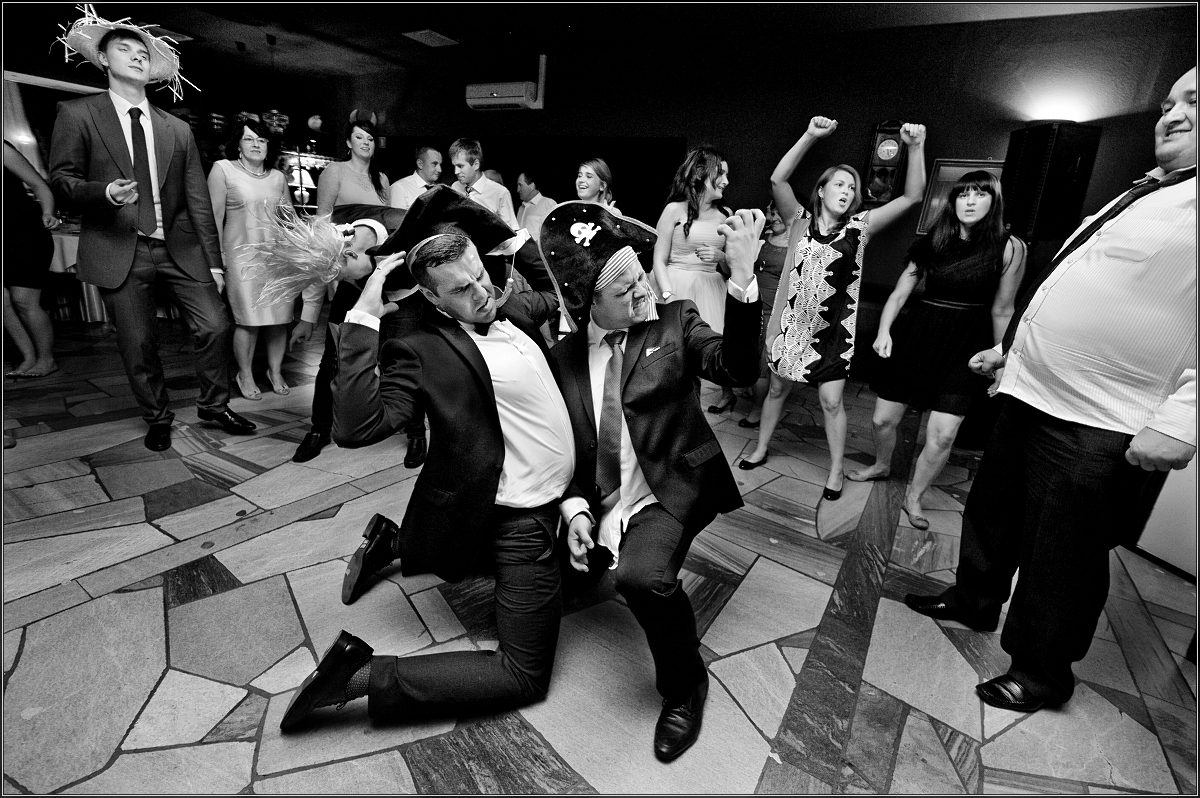 fotografia ślubna katowice - Goście i młoda para wspaniale się bawią