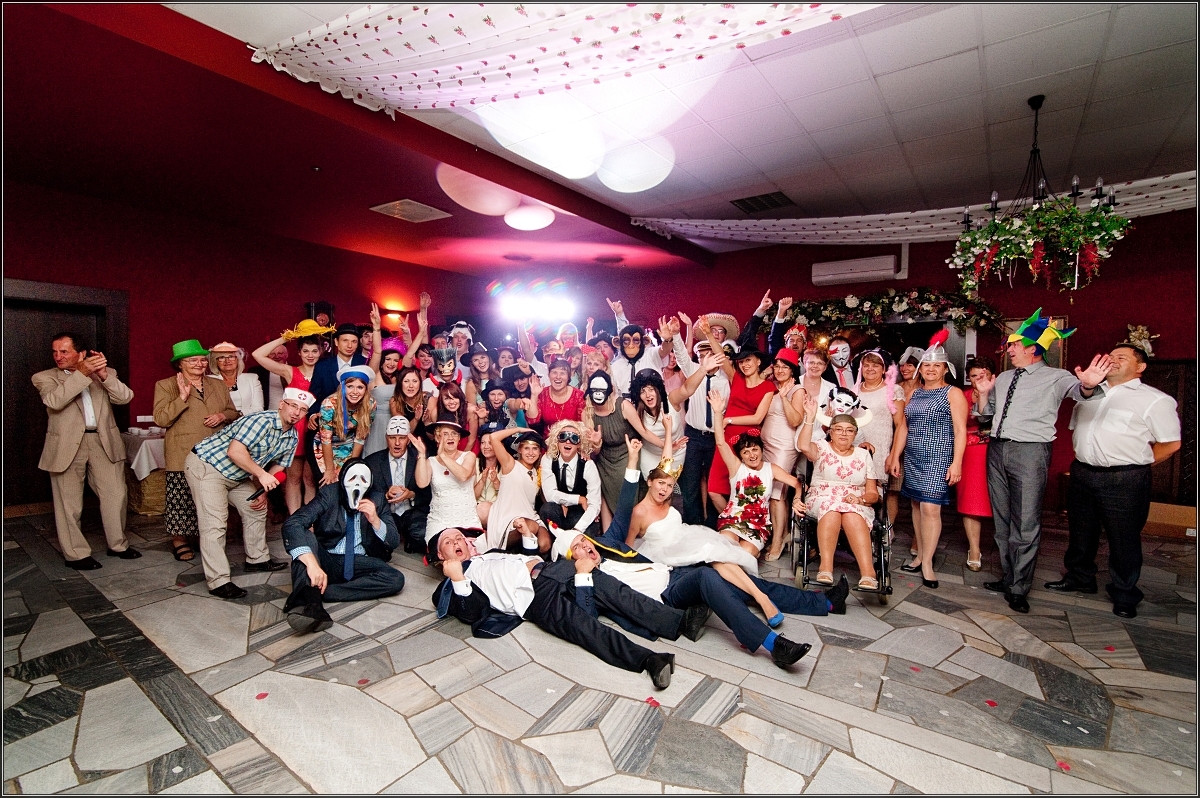 fotografia ślubna gliwice - Goście i młoda para wspaniale się bawią