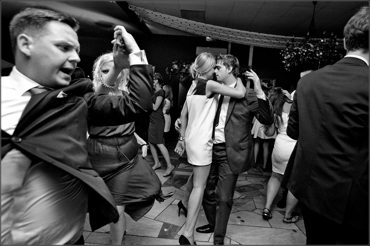 fotografia ślubna katowice - Goście i młoda para wspaniale się bawią