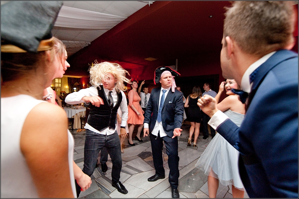 fotograf ślubny śląsk - Goście i młoda para wspaniale się bawią