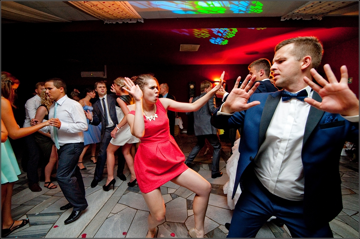 zdjęcia ślubne rybnik - Goście i młoda para wspaniale się bawią