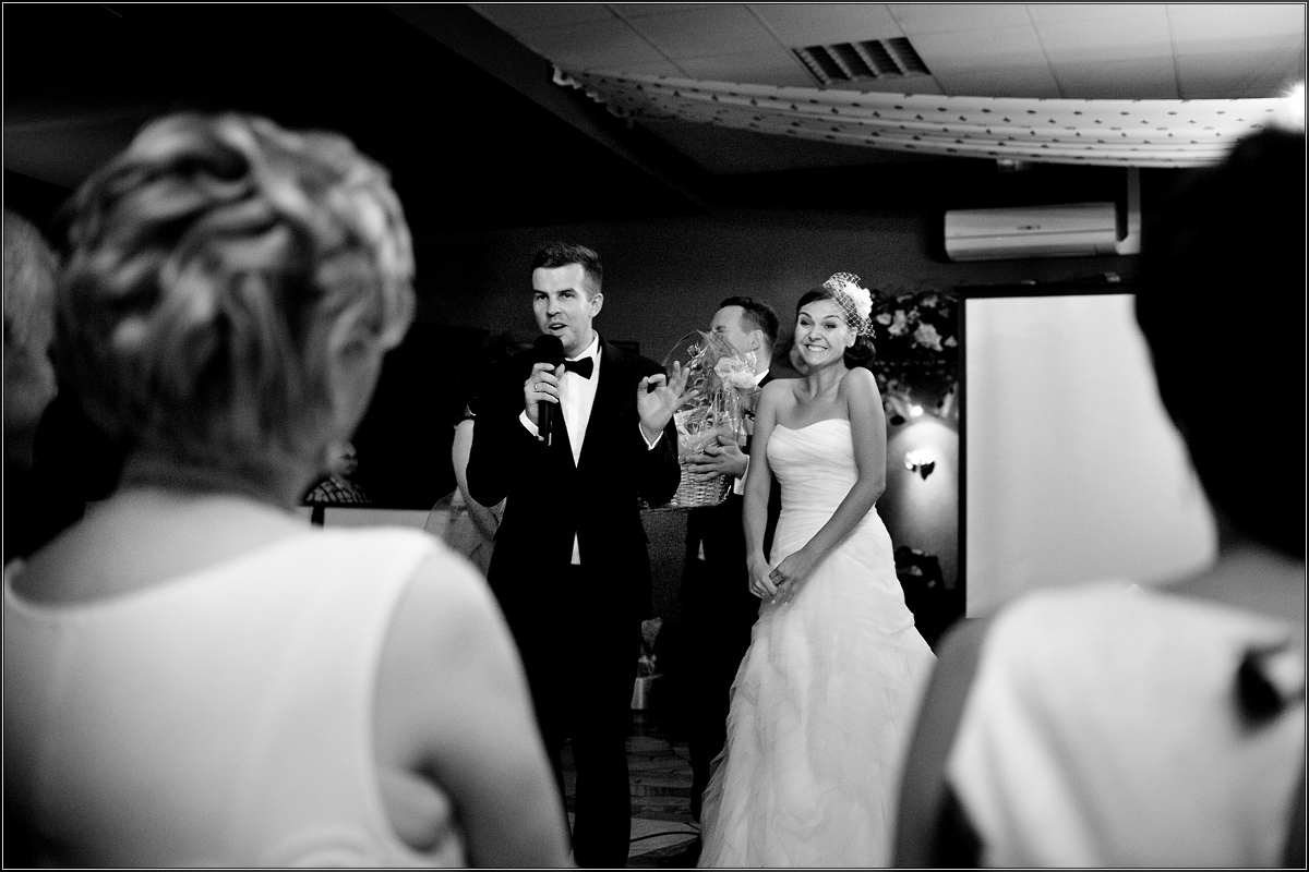 zdjęcia ślubne rybnik - Goście i młoda para wspaniale się bawią