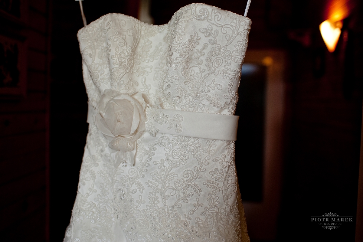 fotografia ślubna rybnik - Na zdjęciu prezentuje się suknia panny młodej