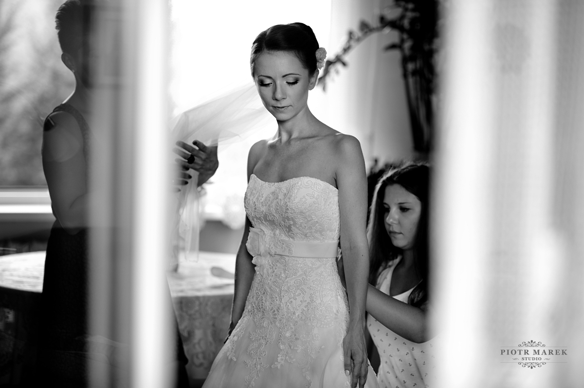 fotografia ślubna rybnik - Panna młoda ubiera suknię