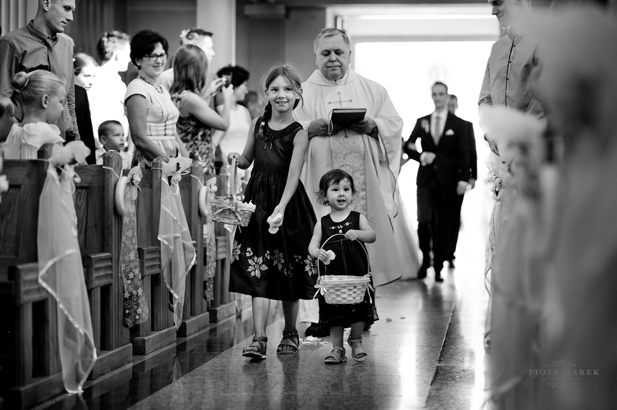 fotografia ślubna rybnik - Dzieci rzucają płatki kwiatów