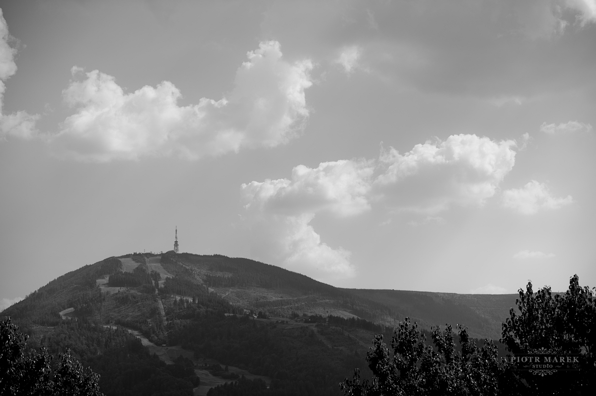 fotografia ślubna rybnik - W tle rozpościera się krajobraz gór